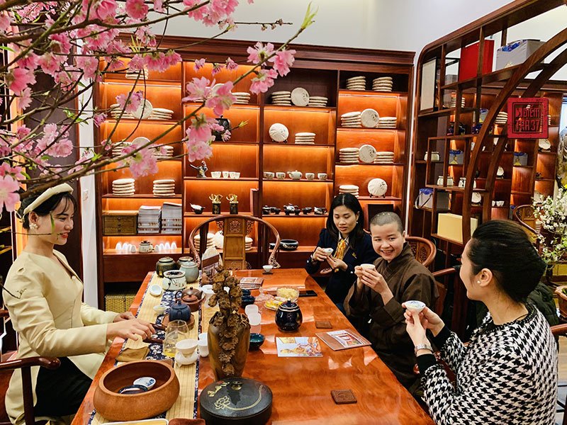 Tiệc trà Shan cổ là bữa tiệc nơi những người yêu trà cùng ngồi lại chia sẻ, đàm đạo những câu chuyện bên chén trà ấm nóng ngát hương và trải nghiệm phong cách thưởng trà, pha trà độc đáo