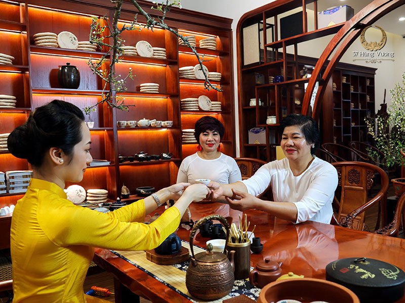 Thưởng trà tại Không gian văn hóa Trà Việt
