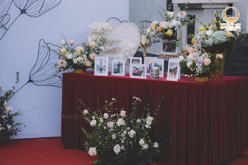Không gian rực rỡ sắc hoa tươi của tiệc cưới được tổ chức tại biệt thự ven hồ lãng mạn