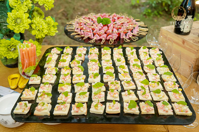 Tiệc Outside Catering - Trải nghiệm đẳng cấp về không gian, ẩm thực và sự kiện Tiệc Outside Catering - Trải nghiệm đẳng cấp về không gian, ẩm thực và sự kiện