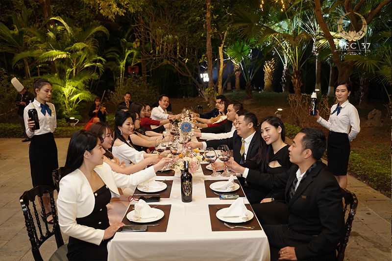 Tiệc Outside Catering - Trải nghiệm đẳng cấp về không gian, ẩm thực và sự kiện Tiệc Outside Catering - Trải nghiệm đẳng cấp về không gian, ẩm thực và sự kiện