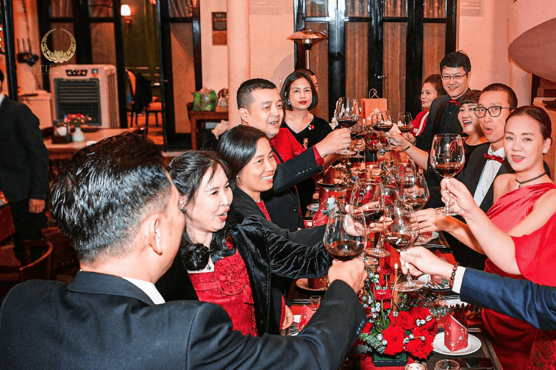 Tiệc lưu động đẳng cấp: Giải pháp tổ chức tiệc hoàn hảo tại gia và văn phòng Tiệc lưu động đẳng cấp: Giải pháp tổ chức tiệc hoàn hảo tại gia và văn phòng