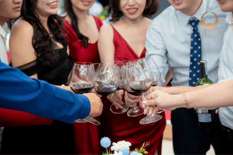 Đãi tiệc đẳng cấp - Khai xuân như ý: ưu đãi lên đến 15 triệu đồng Cho em hỏi bên mình có phòng riêng chứa khoảng 30 người vào chiều t6 6/2 không ạ?