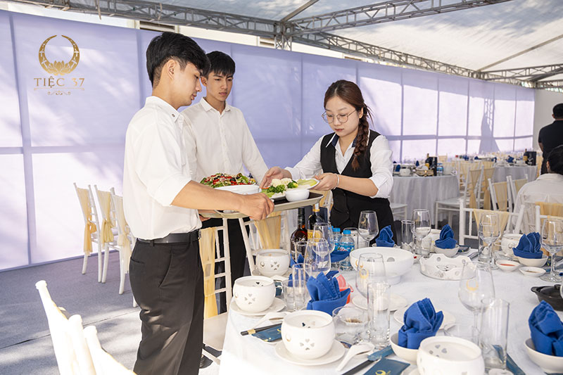 Mâm cỗ tại nhà ở Hà Nội: Giải pháp tiệc tùng ấm cúng và sang trọng Mâm cỗ tại nhà ở Hà Nội: Giải pháp tiệc tùng ấm cúng và sang trọng