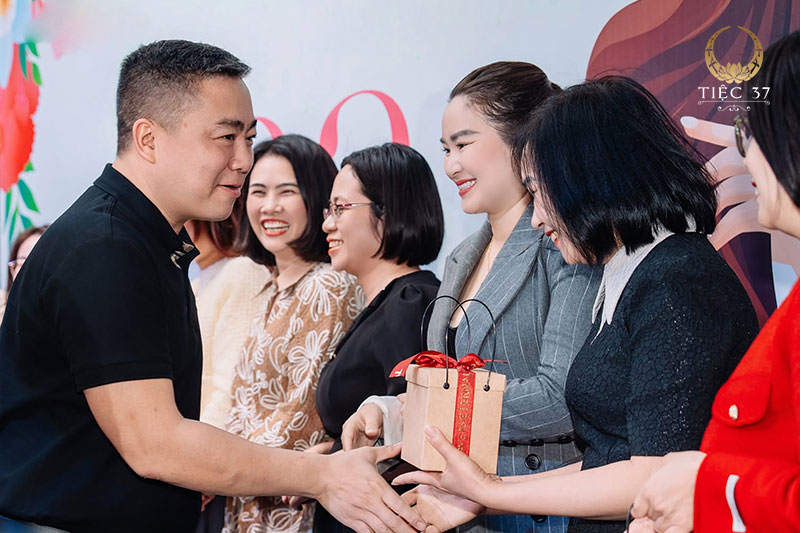 Kinh nghiệm tổ chức tiệc hè cho doanh nghiệp độc đáo và ấn tượng