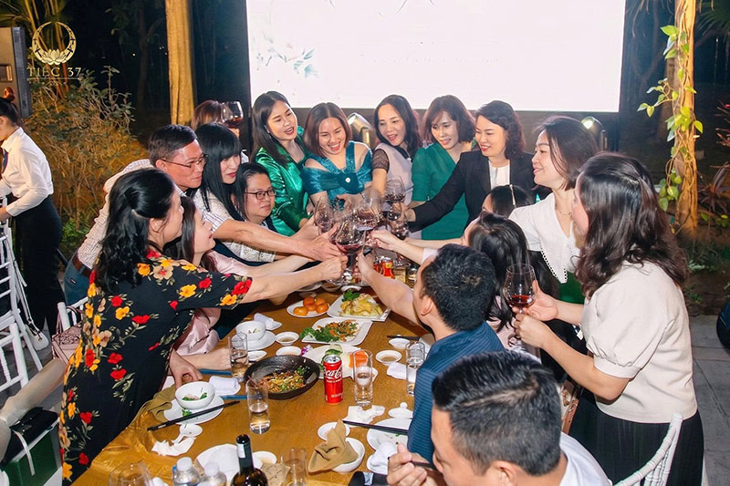 Tiệc tri ân trưởng thành - Dấu mốc bước qua ngưỡng cửa mới vào đời