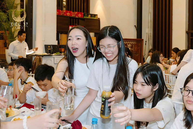 Trọn vẹn khoảnh khắc lễ tốt nghiệp cùng Tiệc 37