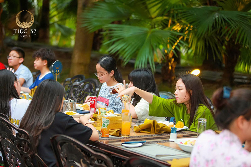 Trọn vẹn khoảnh khắc lễ tốt nghiệp cùng Tiệc 37
