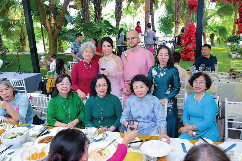 Xu hướng tiệc cưới mùa hè 2026