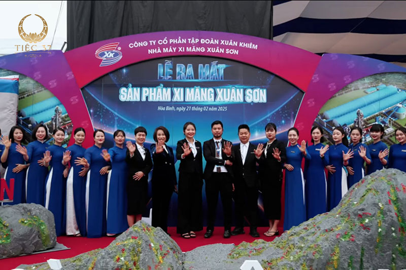 Phía sau một bữa tiệc thành công Phía sau một bữa tiệc thành công