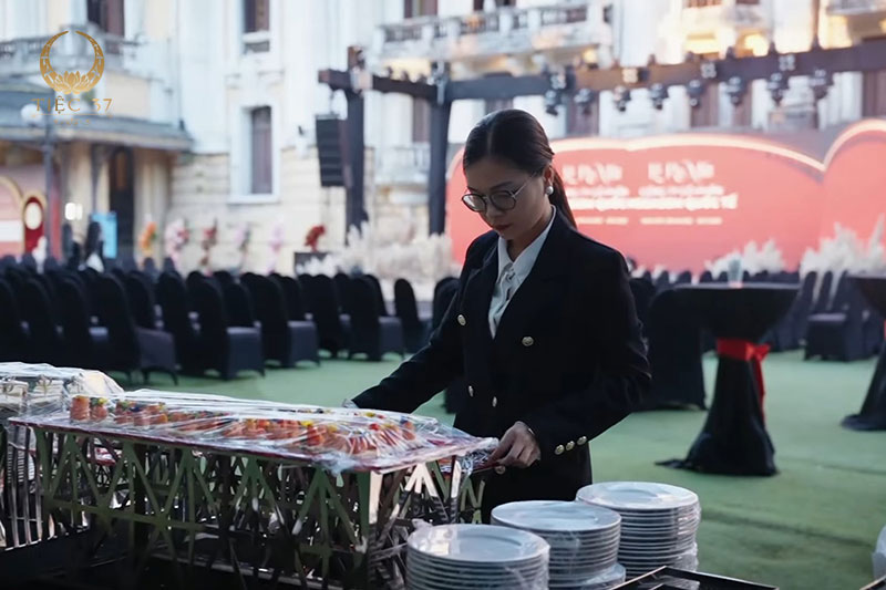 Phía sau một bữa tiệc thành công Phía sau một bữa tiệc thành công