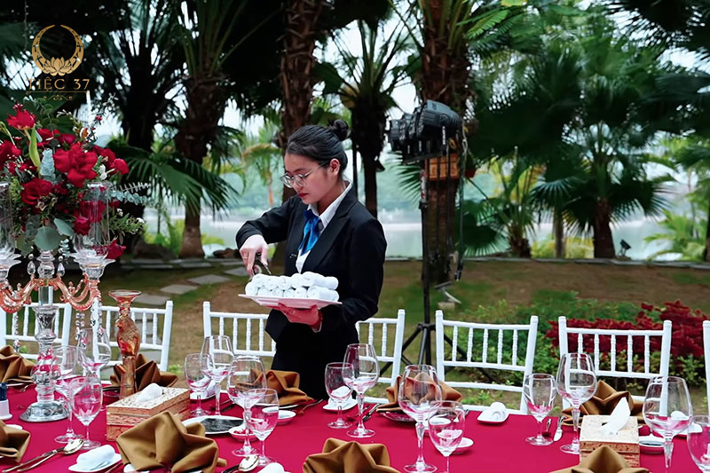 Phía sau một bữa tiệc thành công Phía sau một bữa tiệc thành công