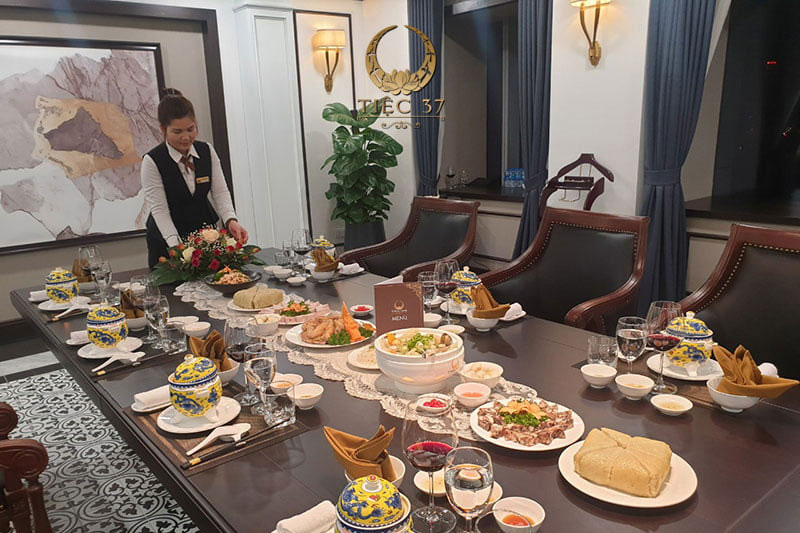 Ấm áp đêm tiệc gia đình: Biến phòng khách thành không gian tiệc 5 sao Ấm áp đêm tiệc gia đình: Biến phòng khách thành không gian tiệc 5 sao