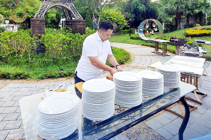 Kinh nghiệm đặt tiệc catering tại gia: Những lưu ý quan trọng tránh tiền mất tật mang