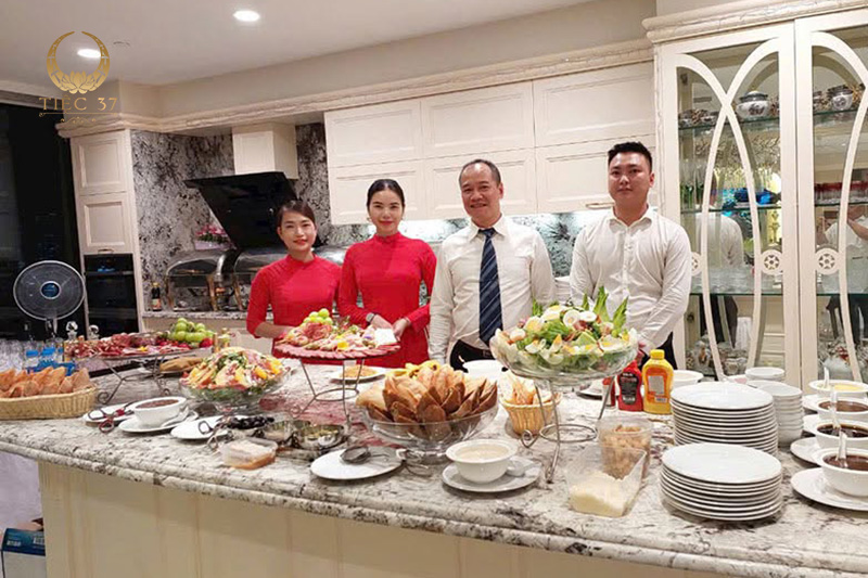 Kinh nghiệm đặt tiệc catering tại gia: Những lưu ý quan trọng tránh tiền mất tật mang
