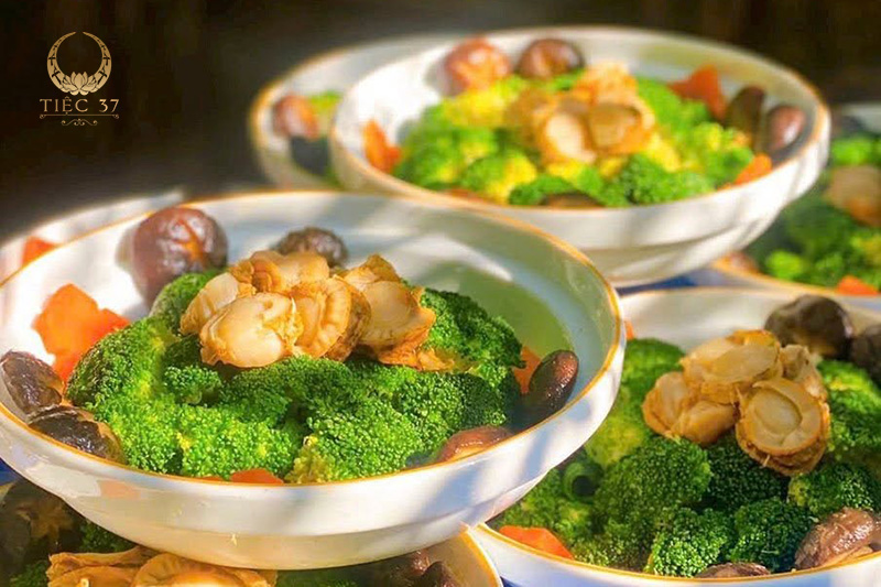 Kinh nghiệm đặt tiệc catering tại gia: Những lưu ý quan trọng tránh tiền mất tật mang