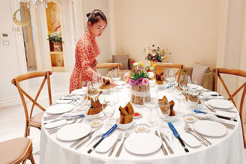 Kinh nghiệm đặt tiệc catering tại gia: Những lưu ý quan trọng tránh tiền mất tật mang