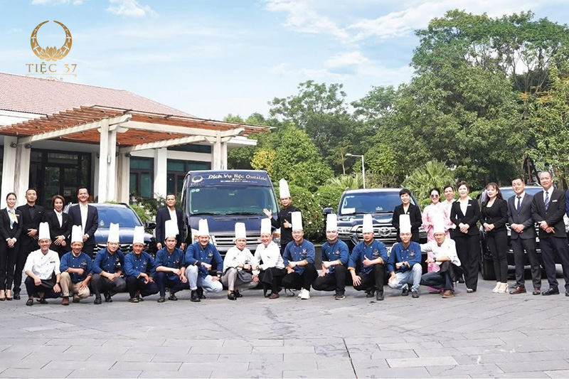 Kinh nghiệm đặt tiệc catering tại gia: Những lưu ý quan trọng tránh tiền mất tật mang
