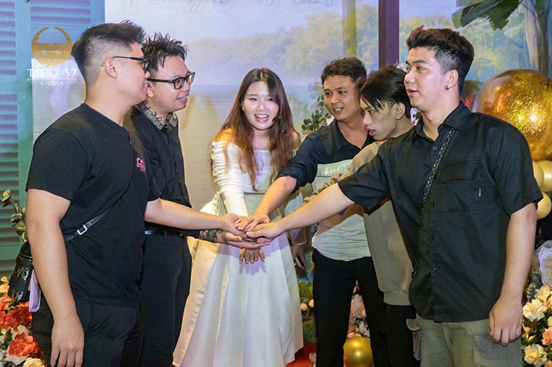Sinh nhật giữa ngàn hoa lưu dấu khoảnh khắc diệu kỳ Sinh nhật giữa ngàn hoa lưu dấu khoảnh khắc diệu kỳ